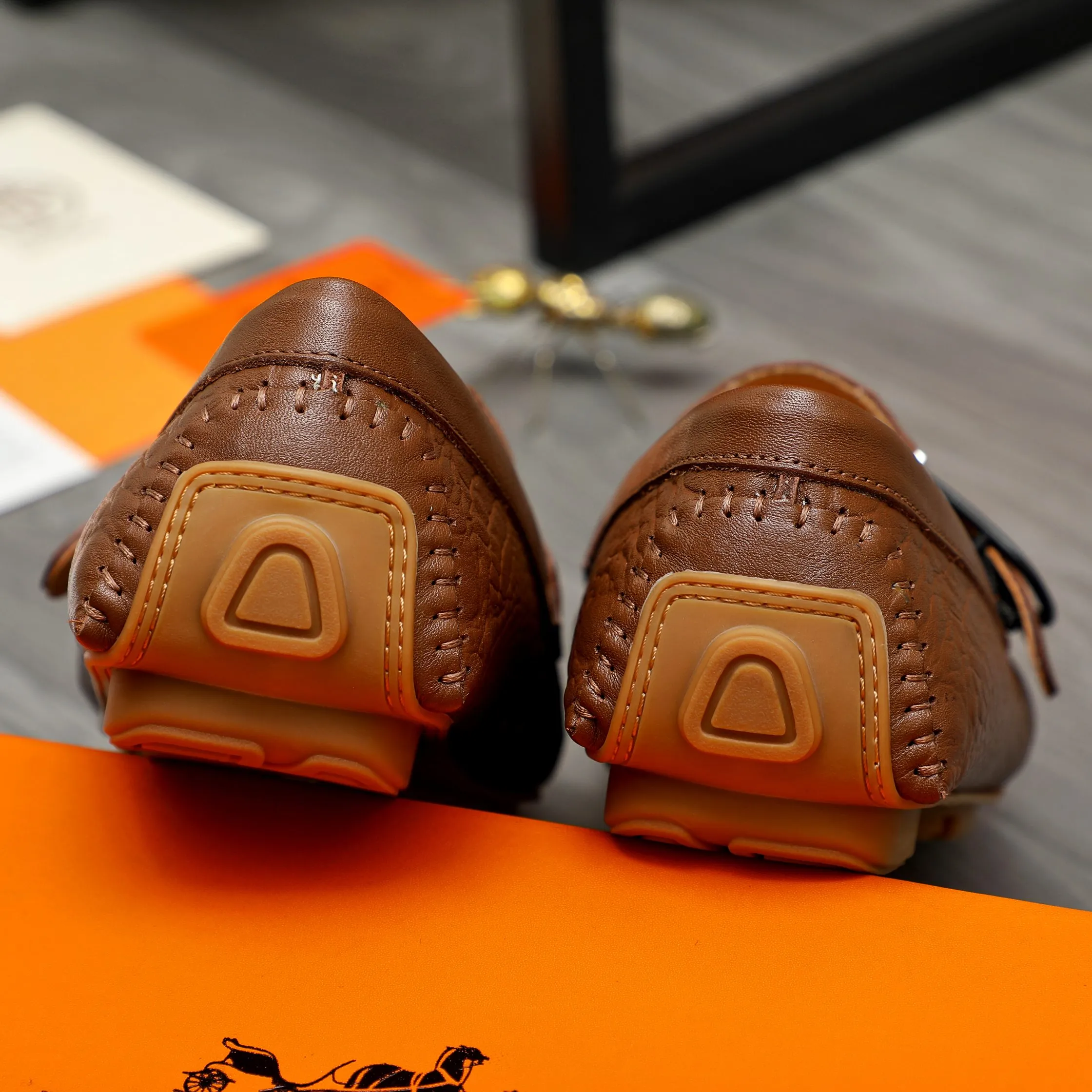 P380 Product trademark: HERMES "Hermes" casual slip-on men's shoes Regular size: 38-44 Product material: Selected crocodile pattern cowhide upper, pigskin lining, rubber outsole